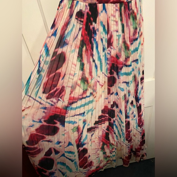 Aidan Mattox Tie Dye VNeck Pleated Dress - Picture 4 of 15